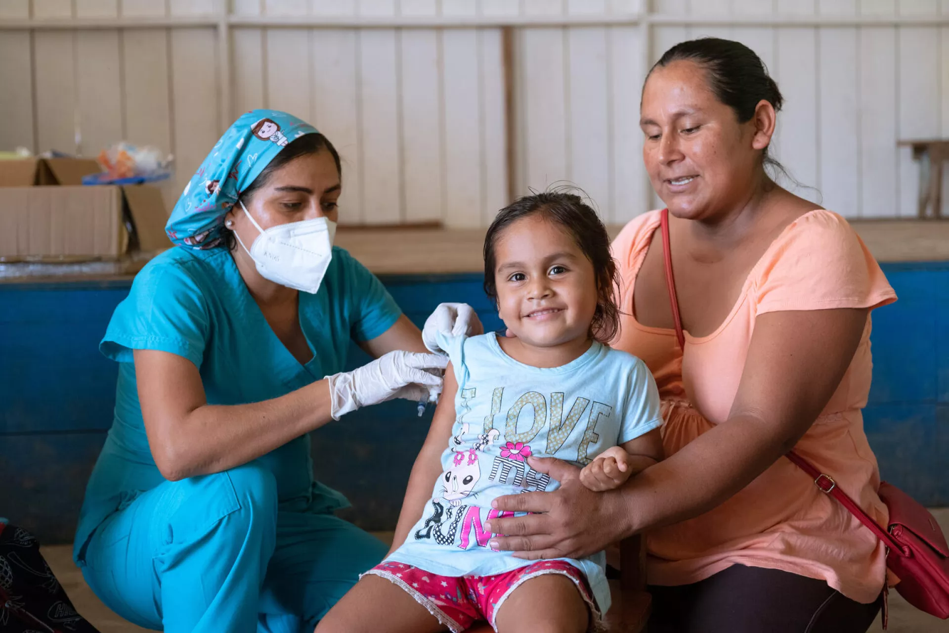 Ni&ntilde;a recibiendo una vacuna