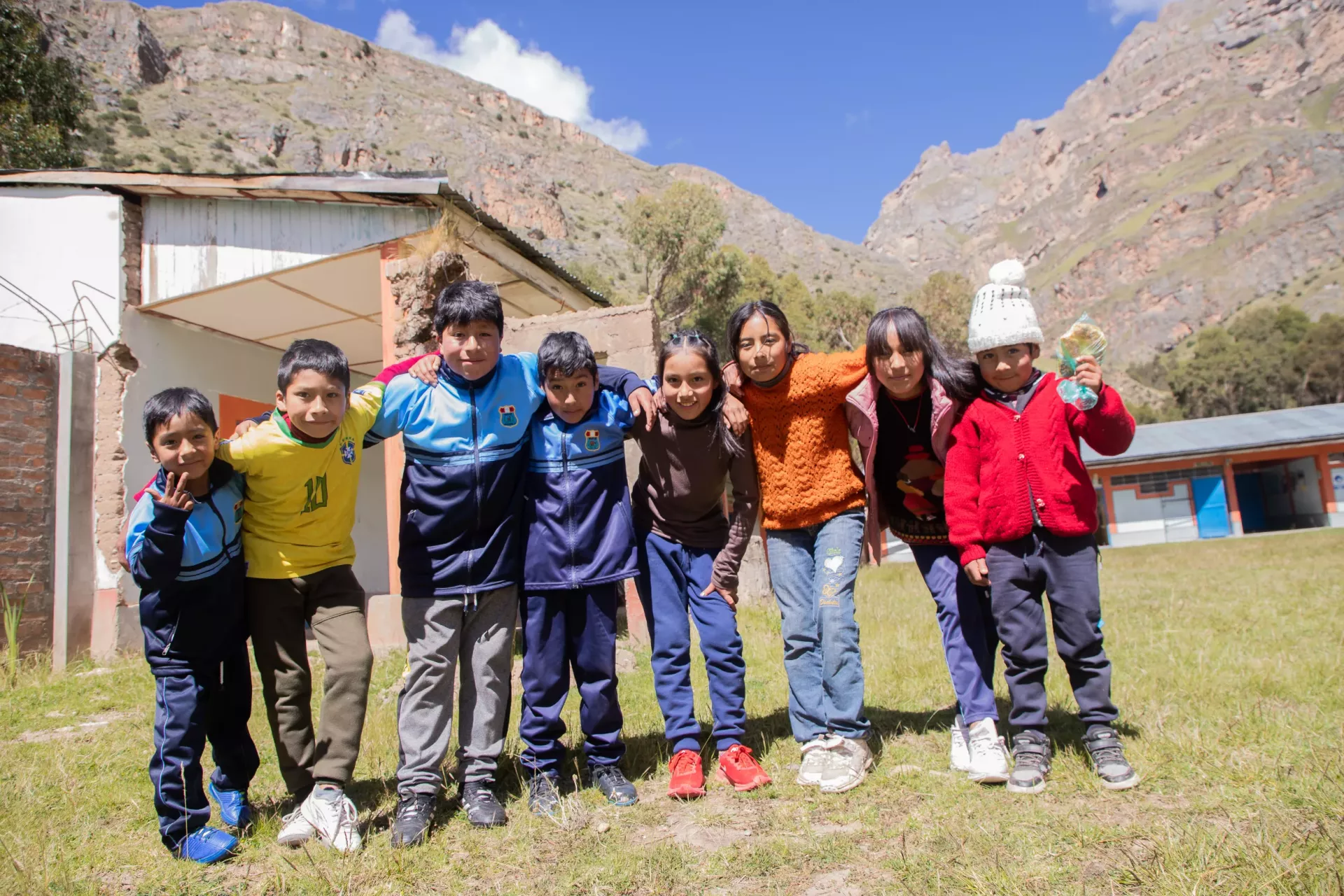 Ni&ntilde;os peruanos en los andes