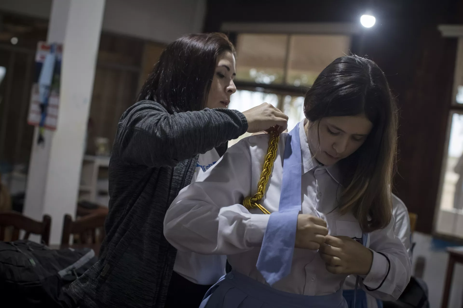 Axlyn poni&eacute;ndose uniforme de colegio