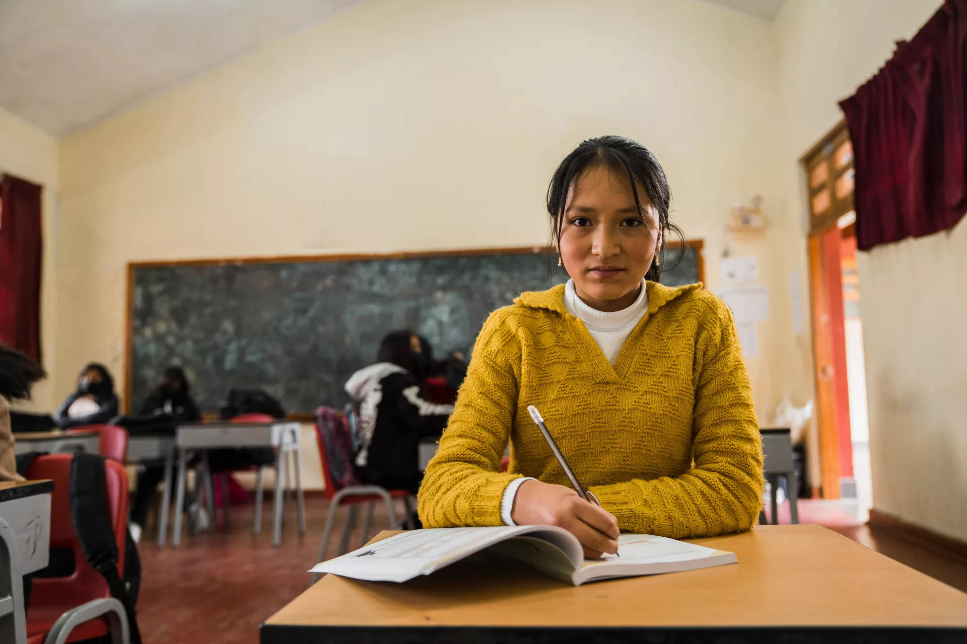 Estudiante peruana en su sal&oacute;n de clase