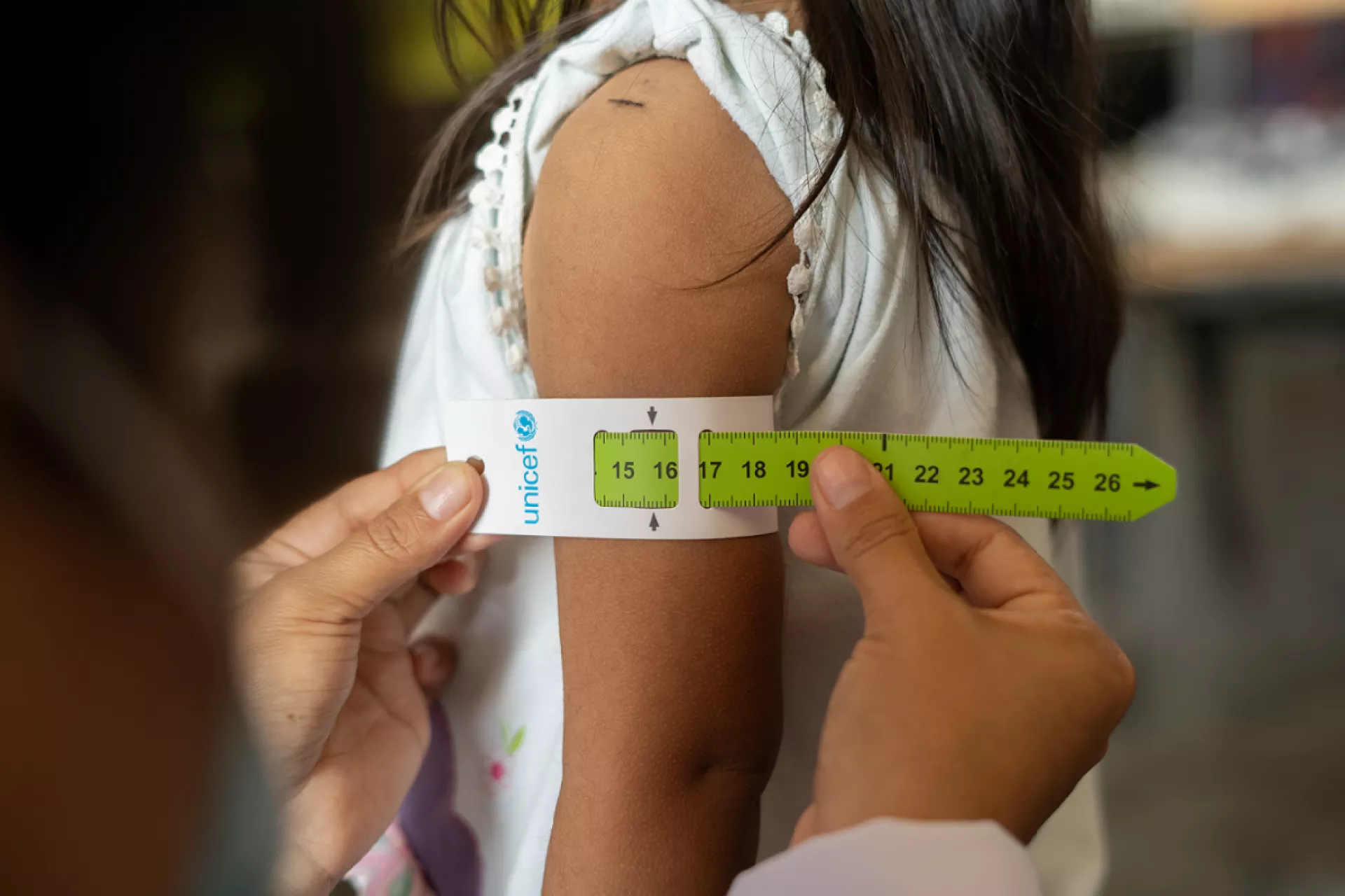 cinta muac alrededor de brazo