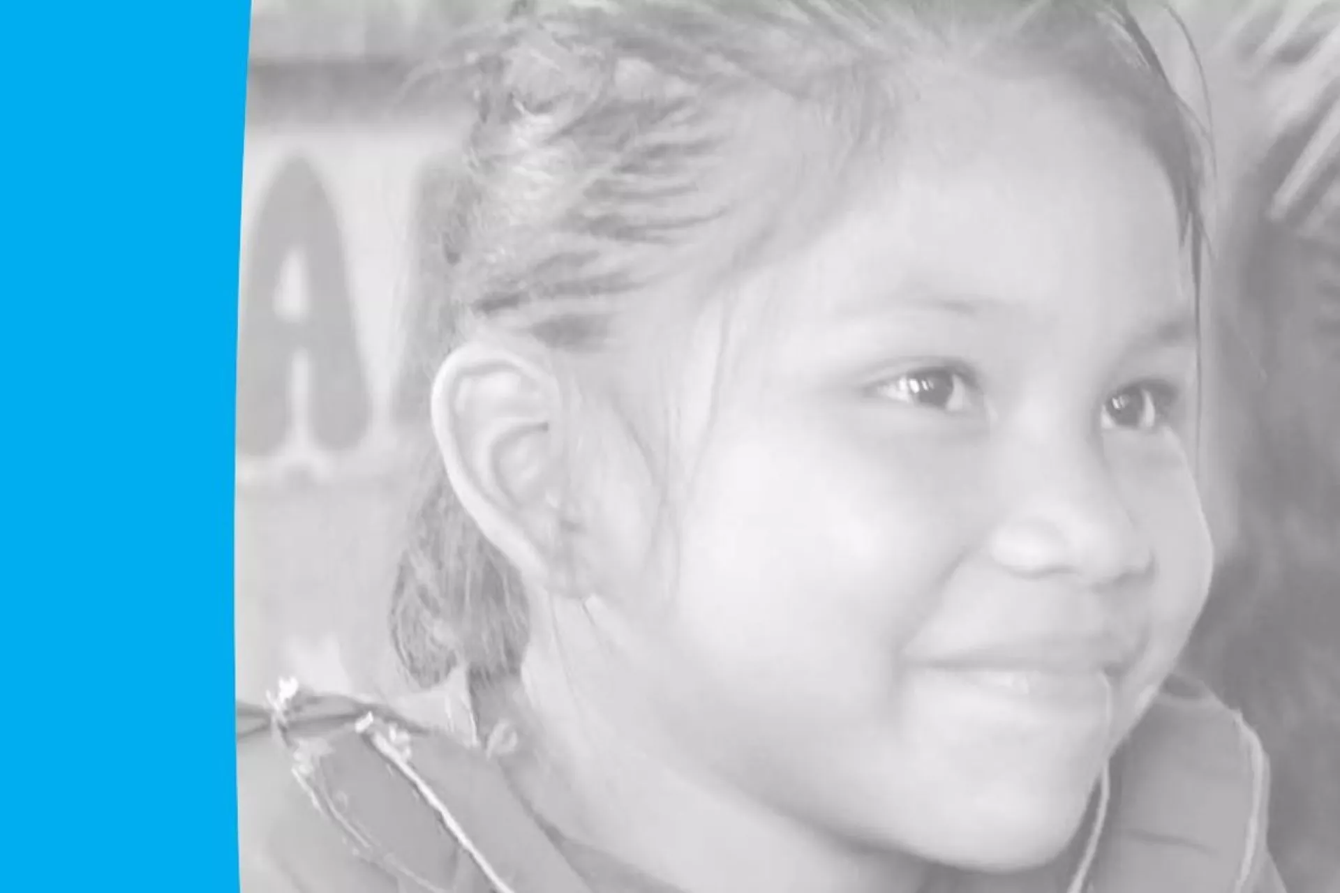 ni&ntilde;a sonriendo blanco y negro