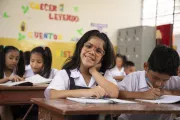 Ni&ntilde;a en sal&oacute;n de clases en PEr&uacute;