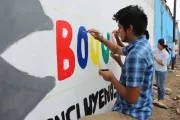 adolescente pintando la pared