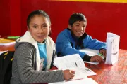 Ni&ntilde;os peruanos en la escuela