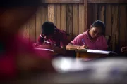 Ni&ntilde;os peruanos estudiando