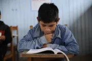 Estudiante peruano leyendo