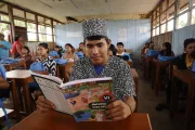 Adolescentes de la selva del Per&uacute; en su sal&oacute;n de clases