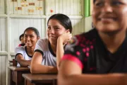 Ni&ntilde;a peruana en sal&oacute;n de clase