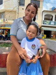 Una mujer abraza a su hija y sonr&iacute;en