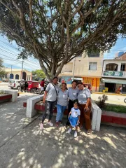 cuatro mujeres y una ni&ntilde;a posan bajo un &aacute;rbol