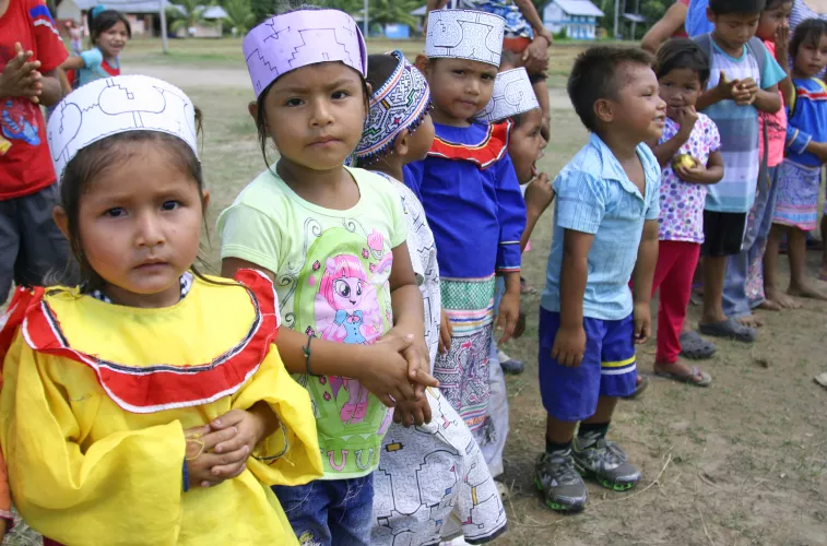 Ninos de comunidad shipiba de Ucayali