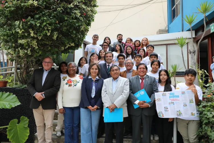 Adolesccentes, representante de UNICEF y senadores en una escalera