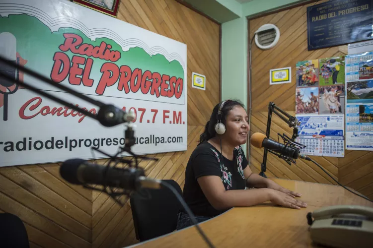 Sally en la cabina de la estaci&oacute;n de radio