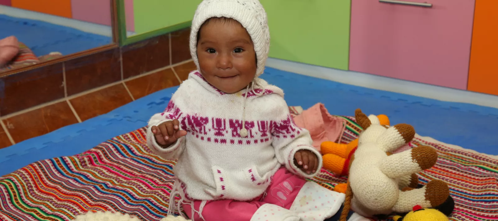 Una beb&eacute; de Huancavelica sonr&iacute;e en el centro de salud