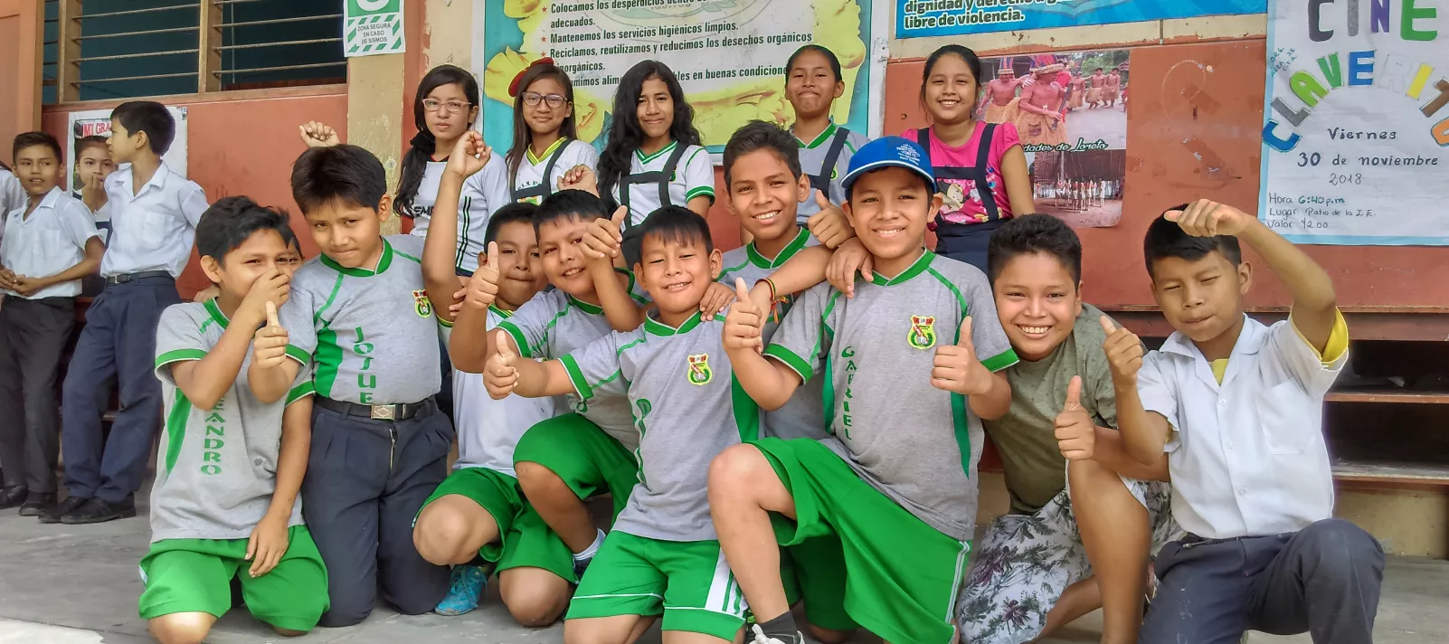 Ni&ntilde;os en escuela de Iquitos