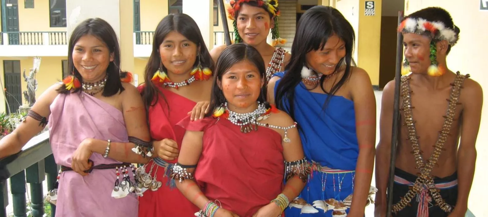 Adolescentes de una comunidad ind&iacute;gena amaz&oacute;nica