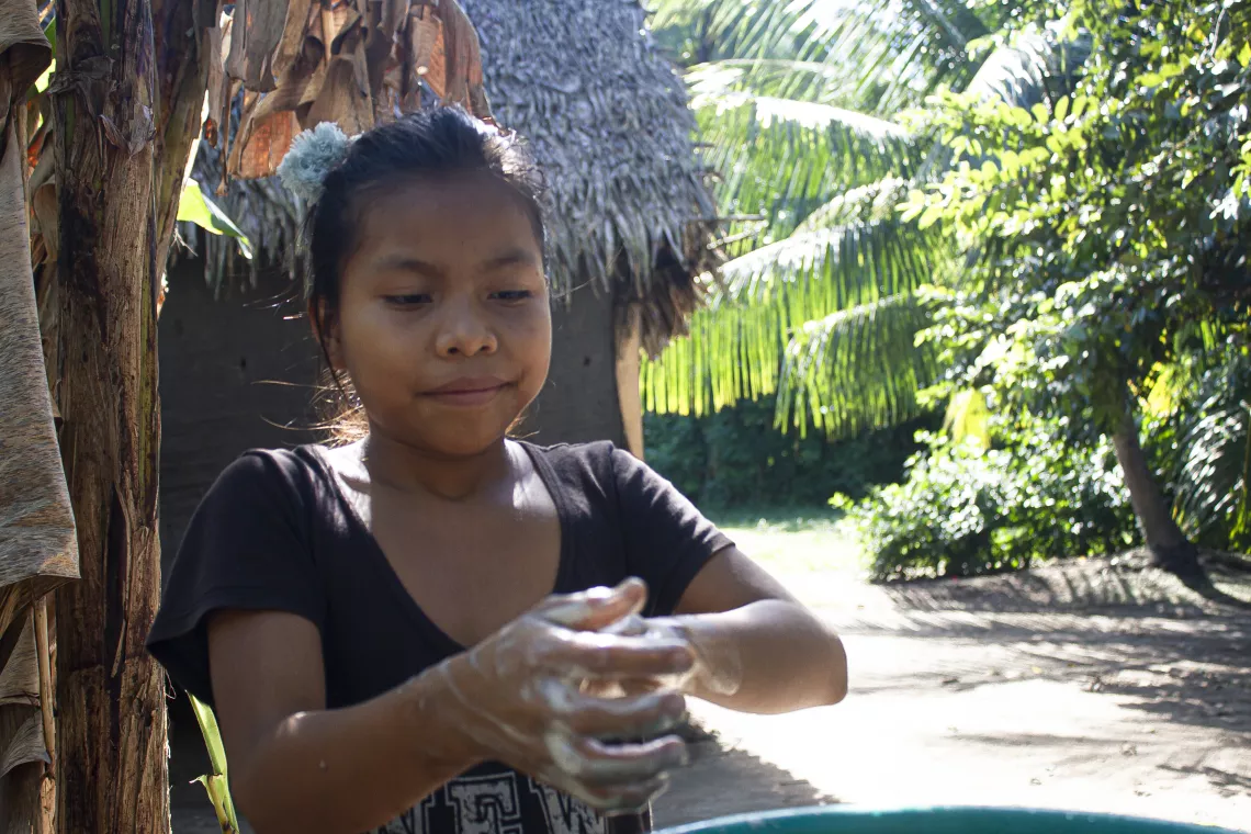 Ana lavando sus manos
