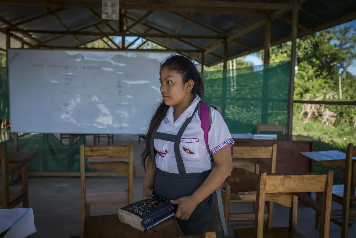 Bany Tenazoa, en su escuela de la comunidad San Rafael, Ucayali.