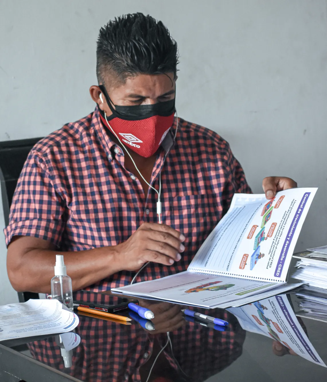 Profesor Eler preparando sus clases de matem&aacute;ticas 