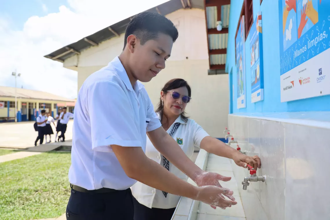 Escolar se lava las manos en un ca&ntilde;o de su escuela