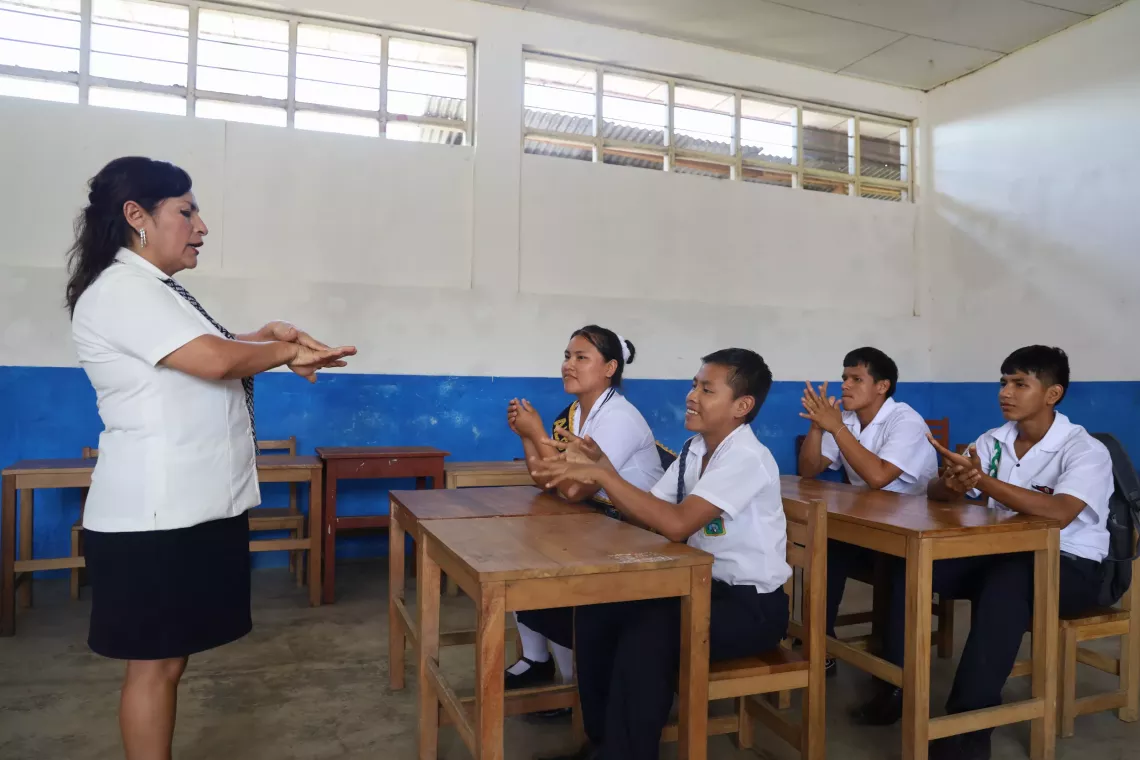 Aula de un colegio, la profesora explica como lavarse las manos