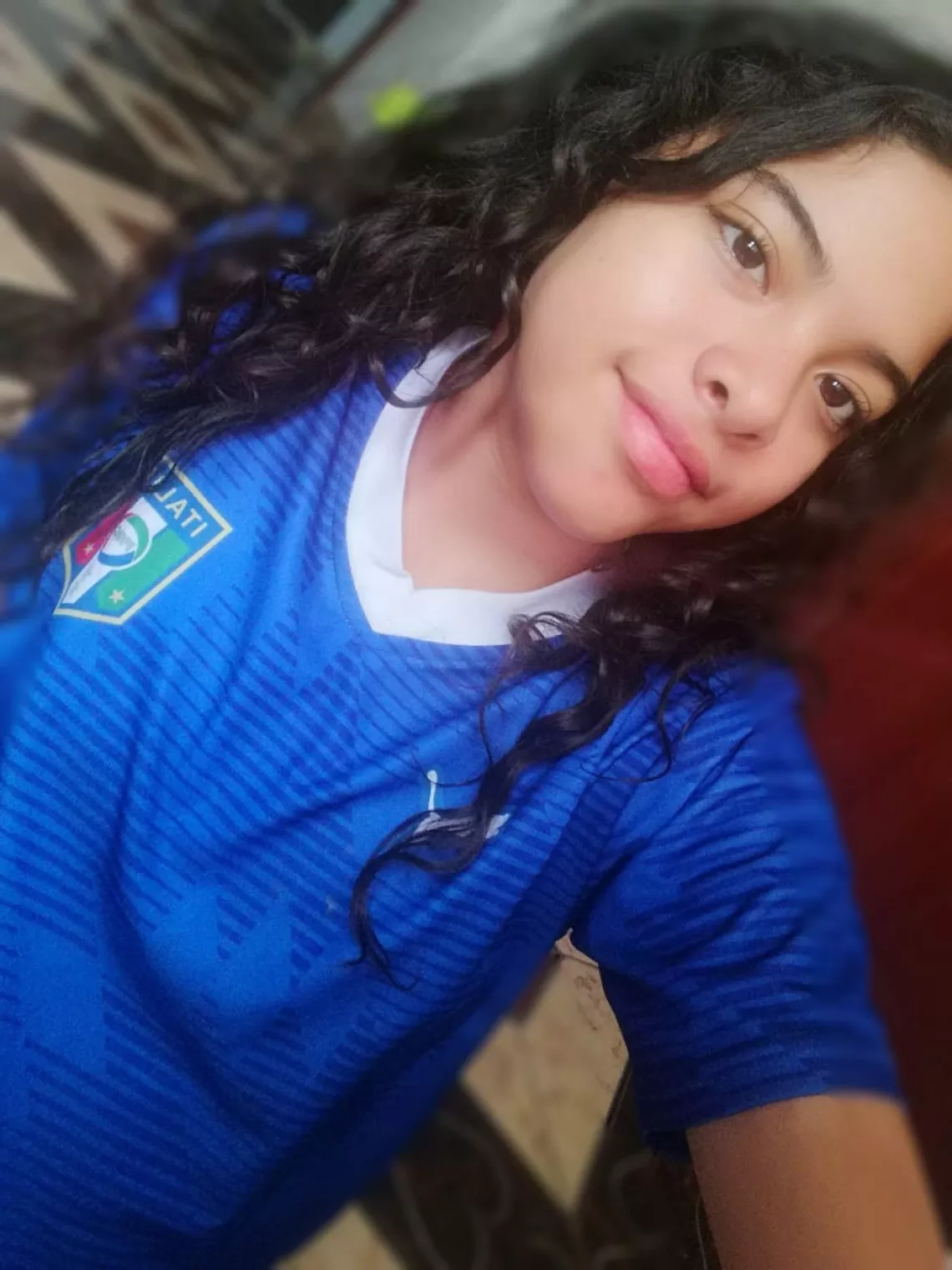 Una adolescente se toma una foto selfie