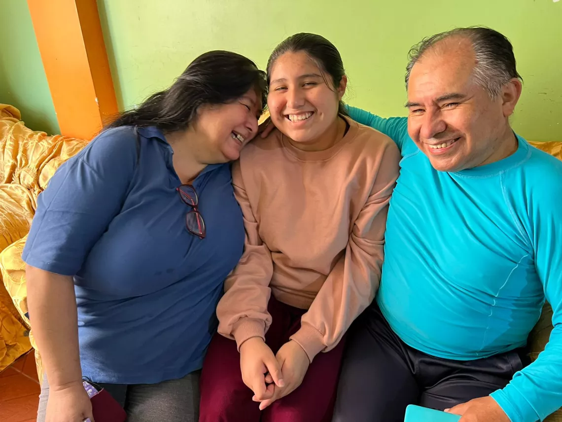 Sabrina junto a sus padres