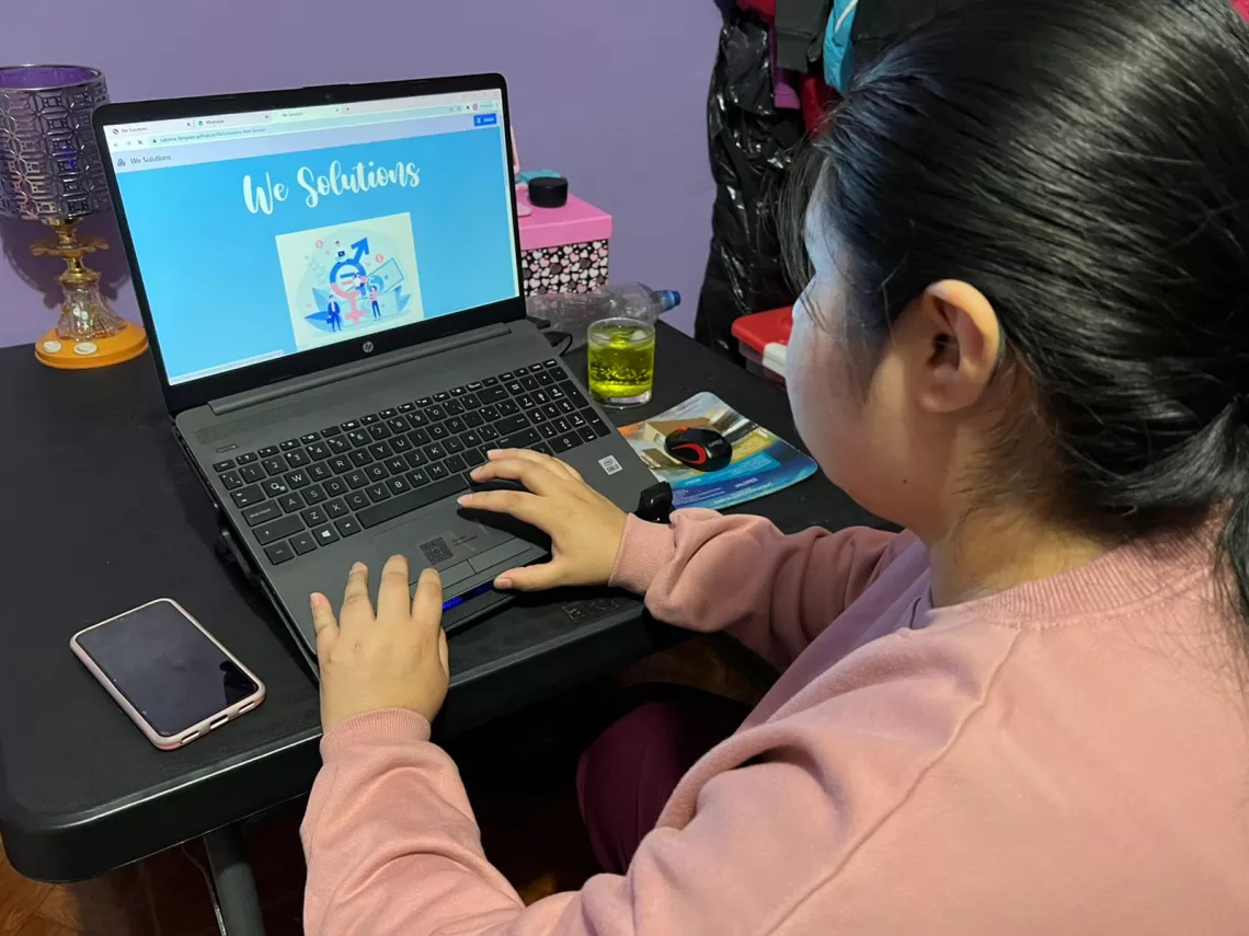 Sabrina programando en su laptop