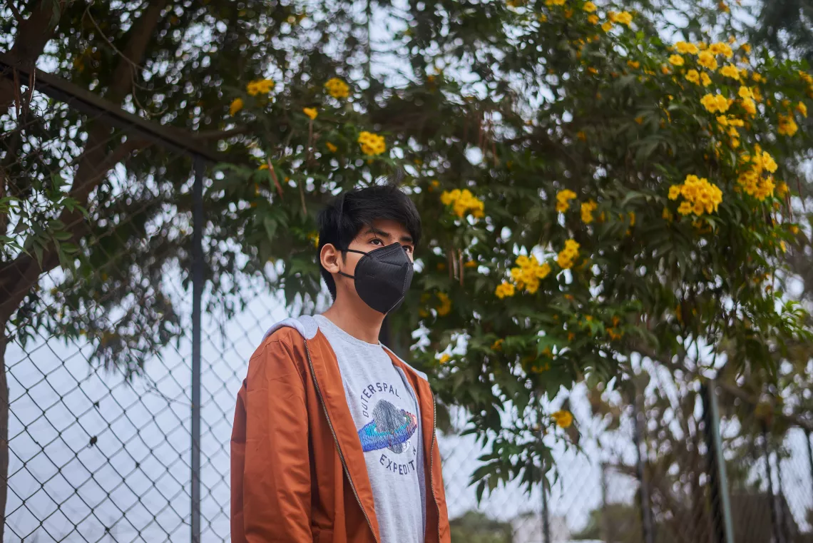 Andre bajo un &aacute;rbol 