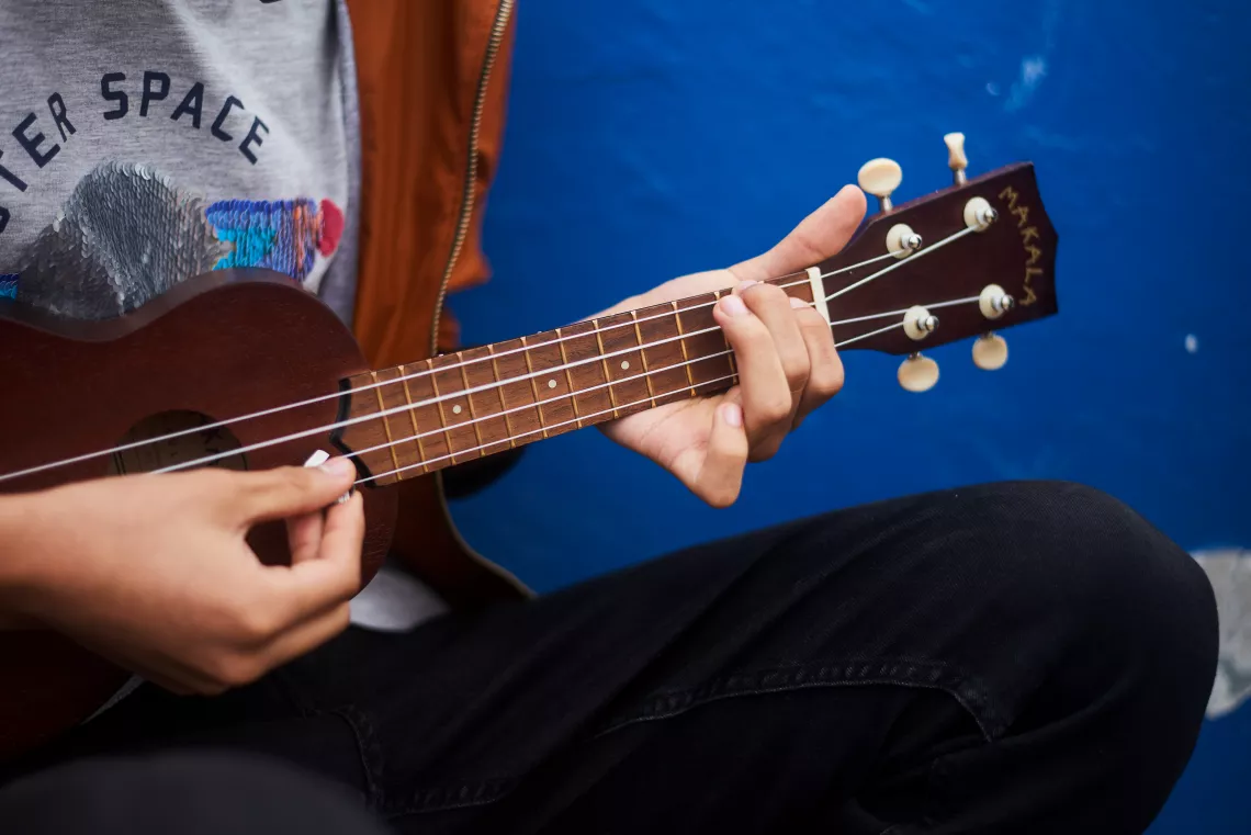 Andre tocando el ukelele