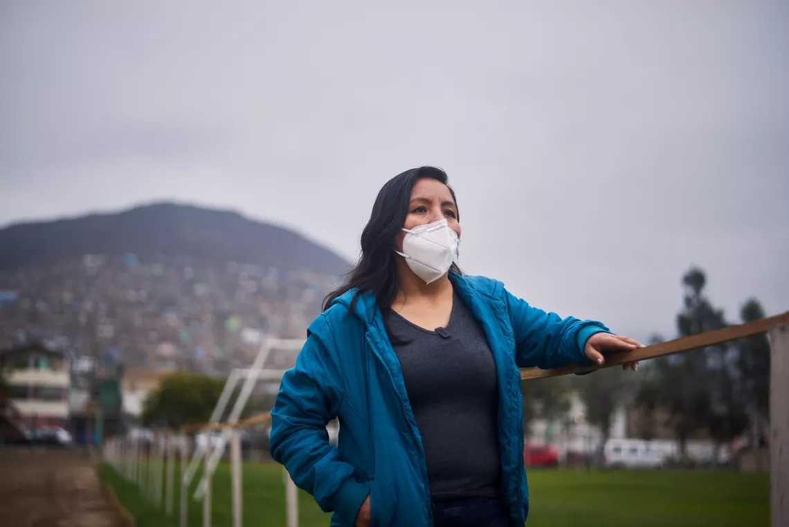 Roxana afuera del Centro de salud comunitario