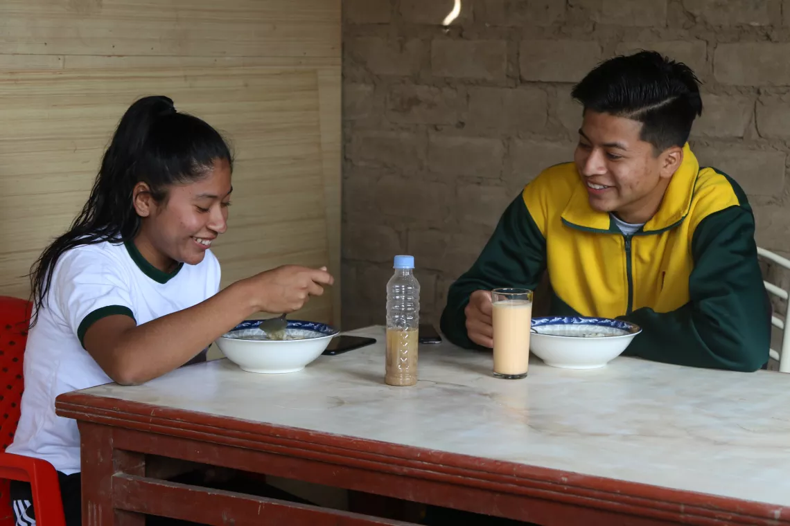 adolescentes almorzando