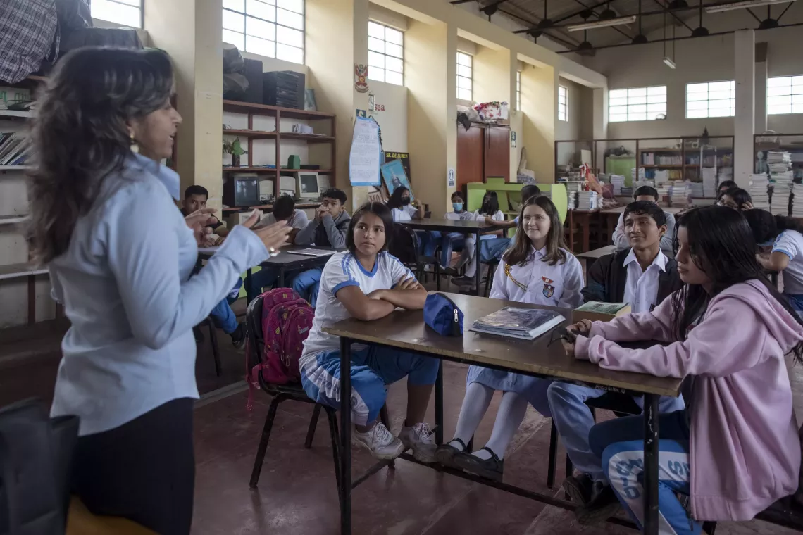 ni&ntilde;as estudiando en un aula