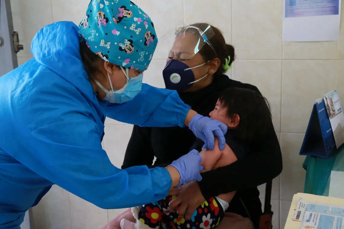 Ni&ntilde;o recibiendo una vacuna
