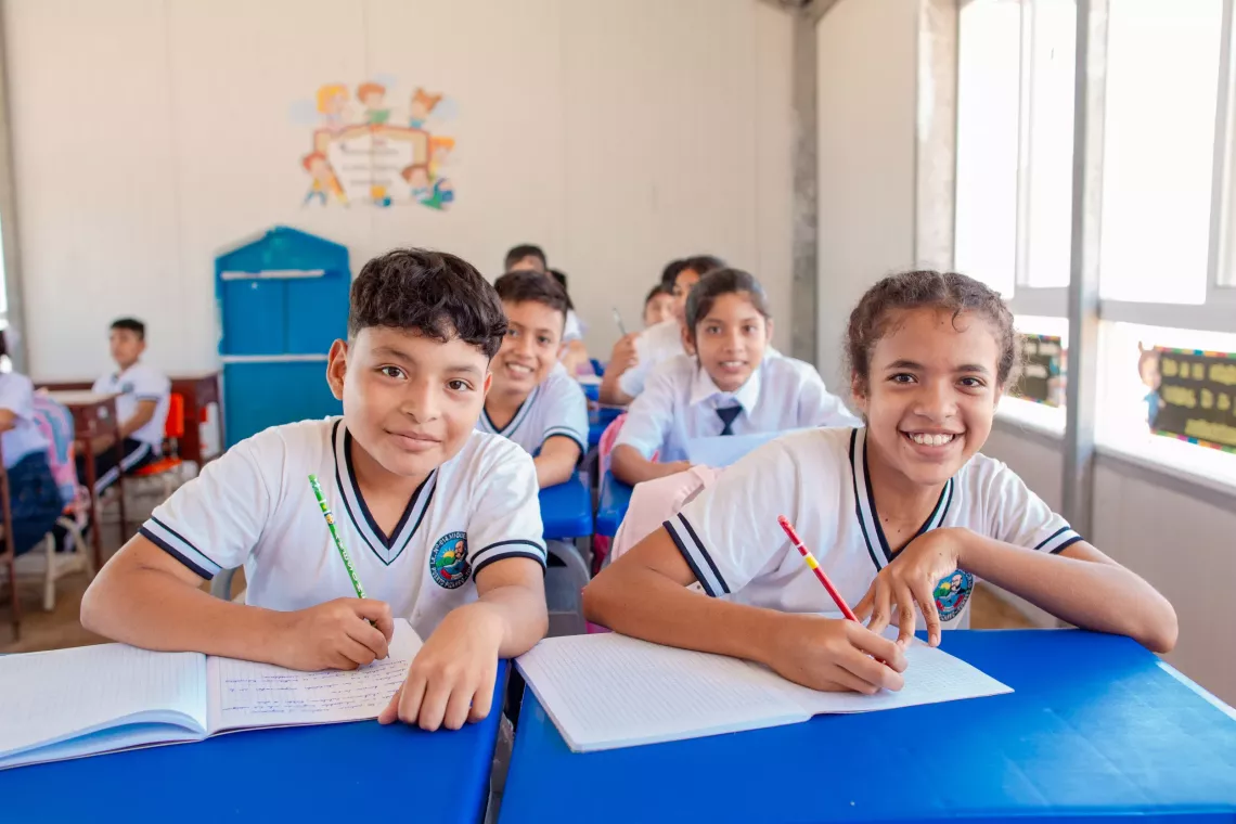 Ni&ntilde;os en aulas de clases