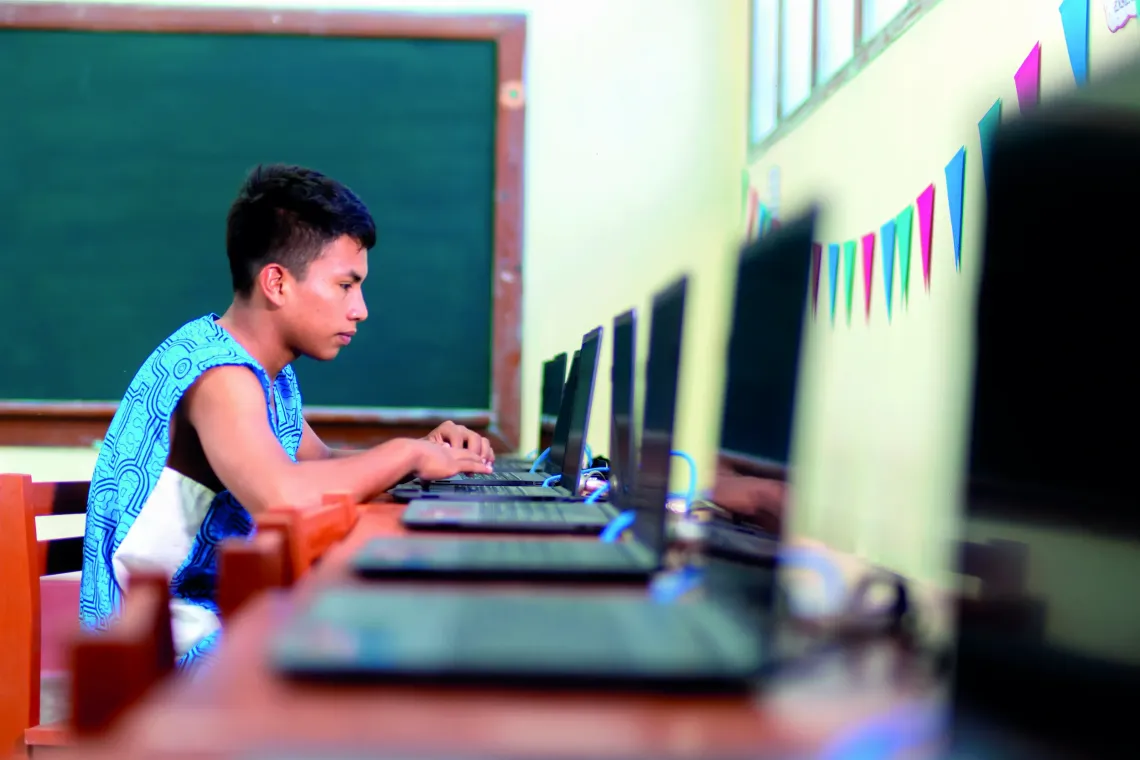 adolescente en laptop