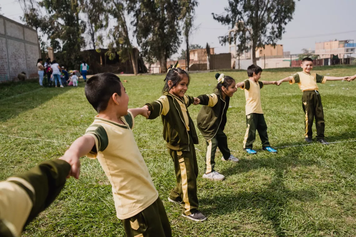 Ni&ntilde;os diversos jugando 