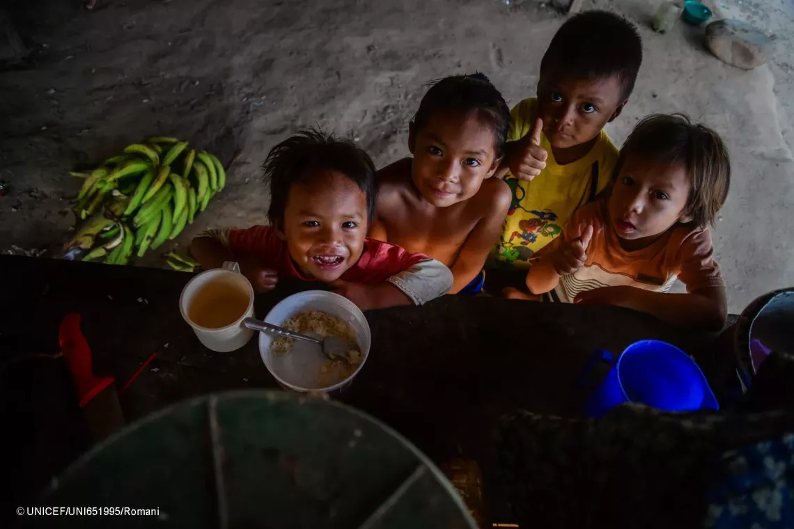 ni&ntilde;os en Ucayali luego de incendio forestal