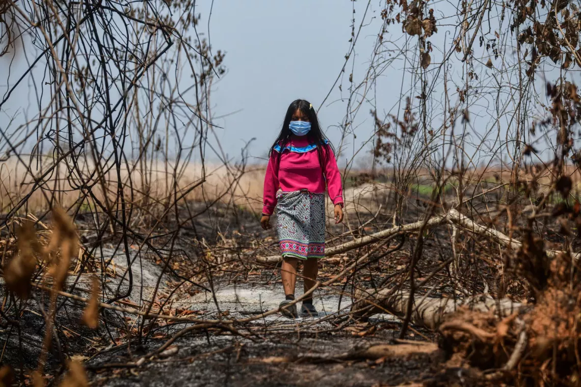Adolescente protegi&eacute;ndose del aire contaminado por humo