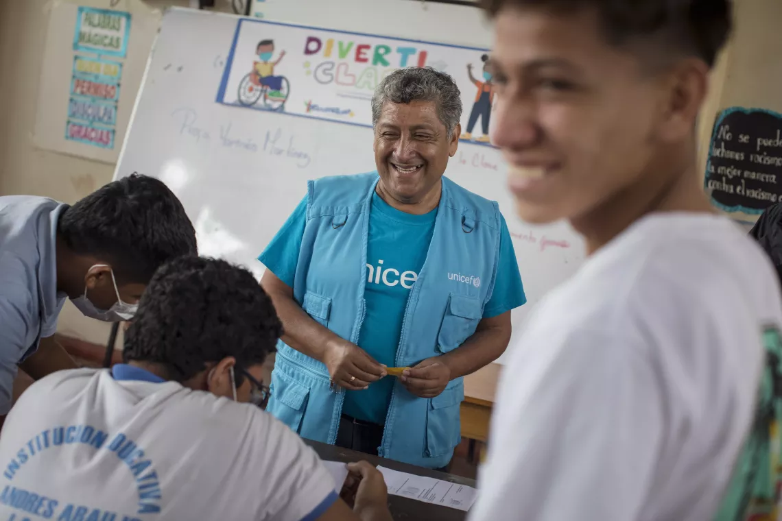 Jos&eacute; V&aacute;squez, coordinador de la oficina de UNICEF en Tumbes, conversa con alumnos en una escuela