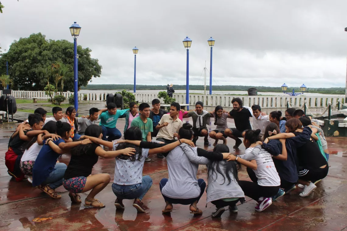 Adolescentes de Iquitos en taller