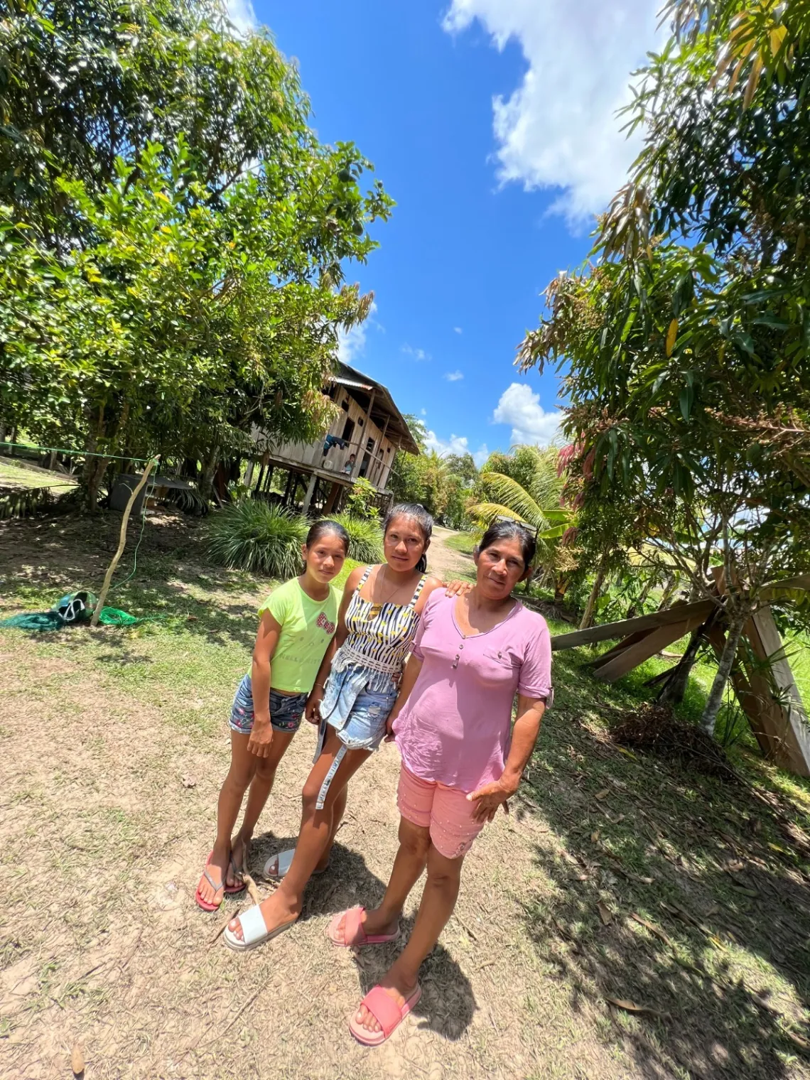 Milady junto a sus hijas Josy y Carolina