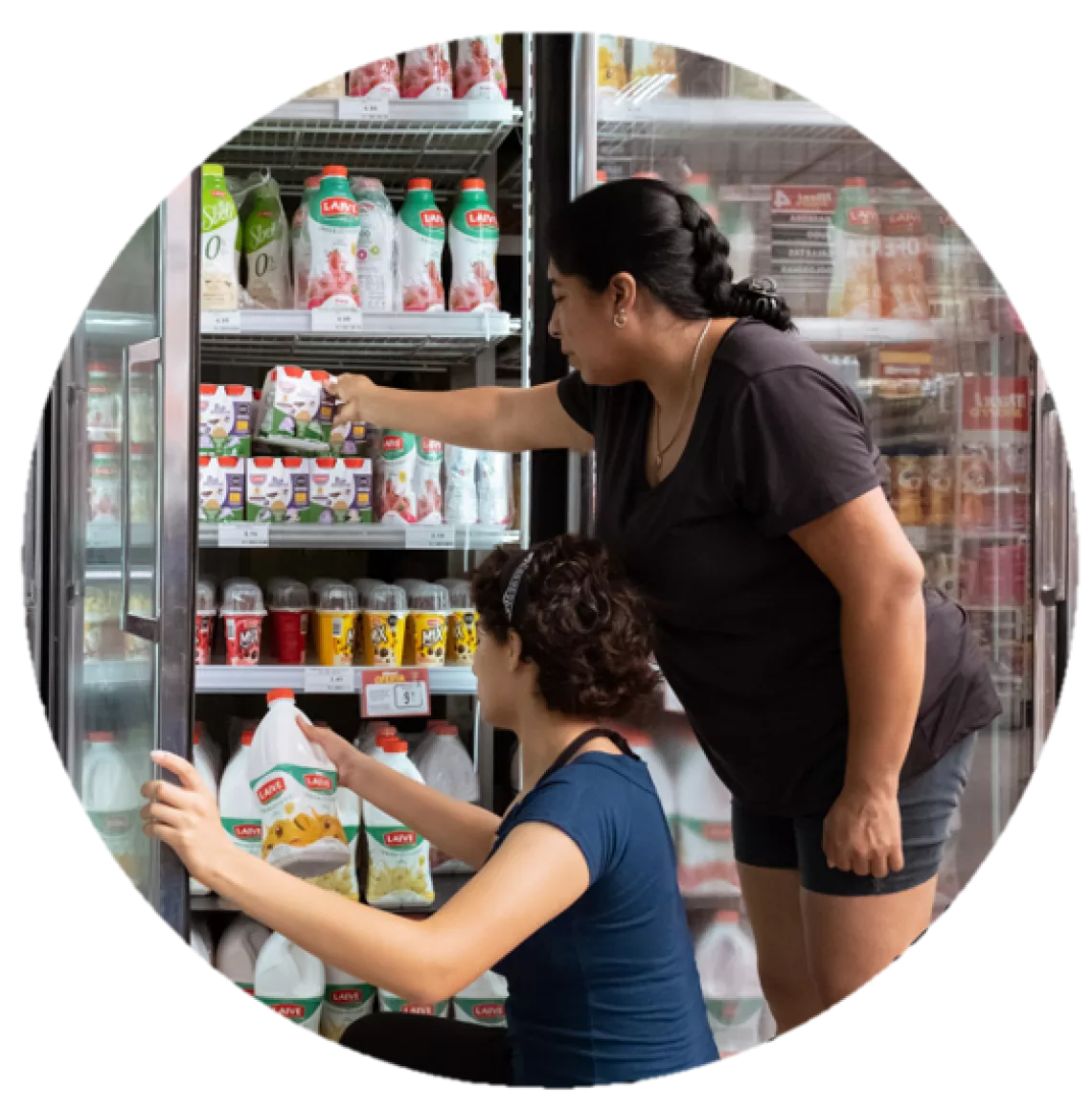 daiana y su mam&aacute; en el supermercado