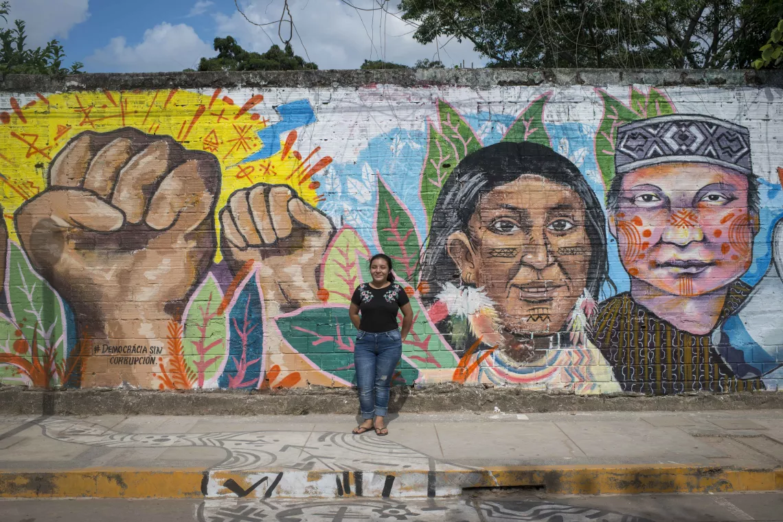 Sally frente a un mural pintado por una organizaci&oacute;n de adolescentes
