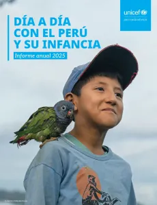 Ni&ntilde;o con una gorra en la cabeza con un loro en el brazo 