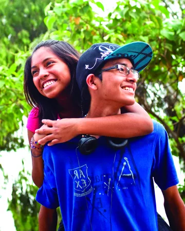 dos adolescentes abraz&aacute;ndose