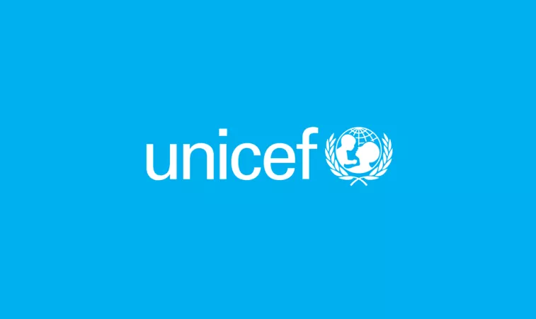 unicef logo blanco fondo cyan