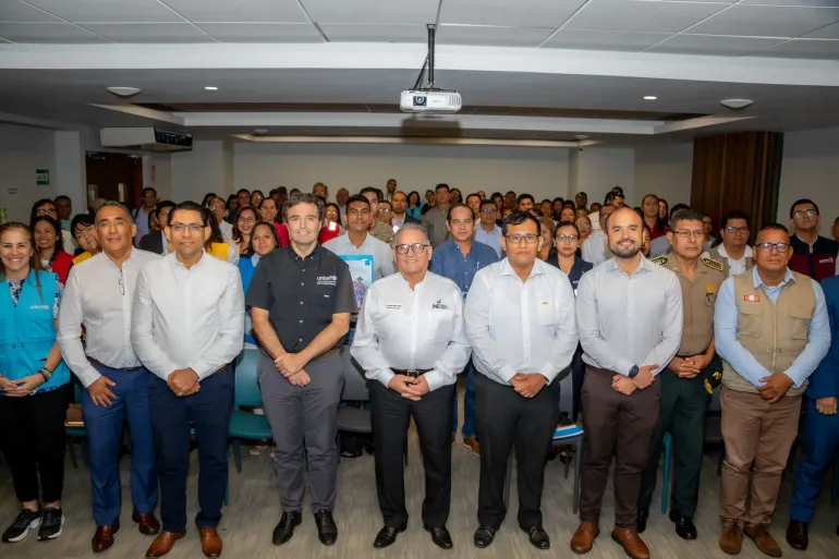Autoridades y asistentes a evento