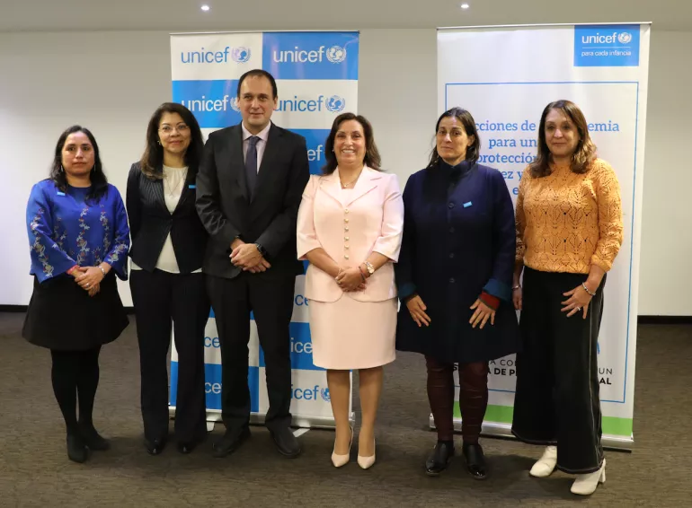 Foto participantes evento pol&iacute;ticas sociales